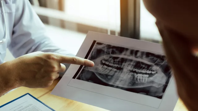 dental-doctor-showing-x-ray-to-patient-2026-03-17-21-41-31-utc copia